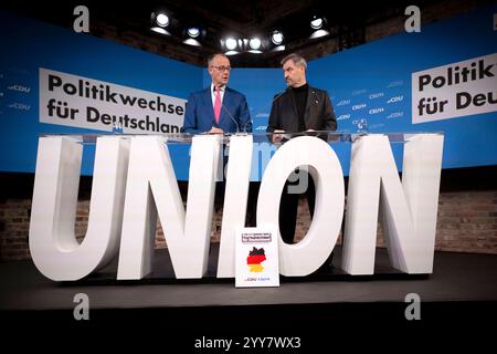 Friedrich Merz, Markus Soeder - Wahlprogramm DEU, Deutschland, Germania, Berlino, 17.12.2024 Friedrich Merz , Vorsitzender der CDU und Fraktionsvorsitzender , und Markus Soeder , Vorsitzender der CSU und Ministerpraesident in Bayern rechts waehrend der Pressekonferenz zur Vorstellung vom Wahlprogramm der CDU/CSU/CSU Nach dem Scheitern der Regierungskoalition im November und dem Misstrauensvotum werden in Deutschland AM 23. February vorgezogene Wahlen abgehalten en: Friedrich Merz , presidente della CDU e capo del gruppo parlamentare Foto Stock