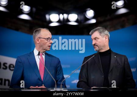 Friedrich Merz, Markus Soeder - Wahlprogramm DEU, Deutschland, Germania, Berlino, 17.12.2024 Friedrich Merz , Vorsitzender der CDU und Fraktionsvorsitzender , und Markus Soeder , Vorsitzender der CSU und Ministerpraesident in Bayern rechts waehrend der Pressekonferenz zur Vorstellung vom Wahlprogramm der CDU/CSU/CSU Nach dem Scheitern der Regierungskoalition im November und dem Misstrauensvotum werden in Deutschland AM 23. February vorgezogene Wahlen abgehalten en: Friedrich Merz , presidente della CDU e capo del gruppo parlamentare Foto Stock