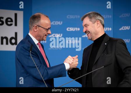 Friedrich Merz, Markus Soeder - Wahlprogramm DEU, Deutschland, Germania, Berlino, 17.12.2024 Friedrich Merz , Vorsitzender der CDU und Fraktionsvorsitzender , und Markus Soeder , Vorsitzender der CSU und Ministerpraesident in Bayern rechts waehrend der Pressekonferenz zur Vorstellung vom Wahlprogramm der CDU/CSU/CSU Nach dem Scheitern der Regierungskoalition im November und dem Misstrauensvotum werden in Deutschland AM 23. February vorgezogene Wahlen abgehalten en: Friedrich Merz , presidente della CDU e capo del gruppo parlamentare Foto Stock