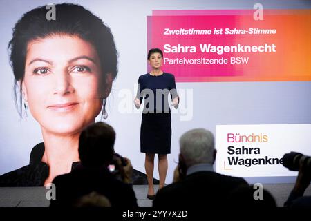 Sahra Wagenknecht BSW DEU, Deutschland, Germania, Berlino, 18.12.2024 Sahra Wagenknecht , Partei Buendnis Bündnis BSW Sahra Wagenknecht bei der Vorstellung der Kampagne zur Bundestagswahl 2025 in Berlin Deutschland . Nach dem Scheitern der Regierungskoalition im November und dem Misstrauensvotum werden in Deutschland AM 23. Febbraio 2025 vorgezogene Wahlen abgehalten en: Sahra Wagenknecht , Alleanza del Partito BSW Sahra Wagenknecht alla presentazione della campagna per le elezioni federali del 2025 a Berlino Germania . Dopo il fallimento della coalizione di governo a novembre e il voto di no c Foto Stock