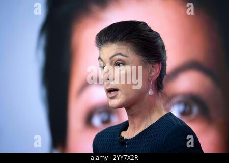 Sahra Wagenknecht BSW DEU, Deutschland, Germania, Berlino, 18.12.2024 Sahra Wagenknecht , Partei Buendnis Bündnis BSW Sahra Wagenknecht vor einer Projektion mit foto von ihr bei der Vorstellung der Kampagne zur Bundestagswahl 2025 in Berlin Deutschland . Nach dem Scheitern der Regierungskoalition im November und dem Misstrauensvotum werden in Deutschland AM 23. Febbraio 2025 vorgezogene Wahlen abgehalten en: Sahra Wagenknecht , Alleanza del Partito BSW Sahra Wagenknecht davanti ad una proiezione con una sua foto alla presentazione della campagna per le elezioni federali del 2025 a Berlino Germ Foto Stock