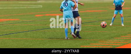 Le giocatrici di calcio femminili eseguono un gioco d'azione in uno stadio di calcio professionale. Ragazze che giocano a calcio. calcio femminile. Foto Stock