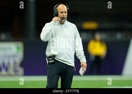 New Orleans, Louisiana. 19 dicembre 2024. Sam Houston State allenatore Brad Cornelsen (ad interim) durante la seconda metà della partita di football tra i Sam Houston State Bearkats e i Georgia Southern Eagles il 19 dicembre 2024 a New Orleans, Louisiana. Sam Houston State ha vinto, 31-26, nella sua prima partita di Bowl. Credito: dpa/Alamy Live News Foto Stock