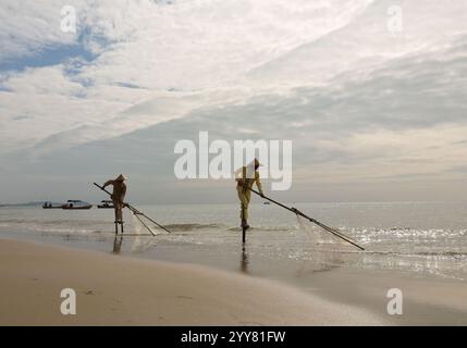 (241220) -- DONGXING, 20 dicembre 2024 (Xinhua) -- Jing People esegue la pesca su palafitte a Dongxing, nella regione autonoma Guangxi Zhuang della Cina meridionale, 16 dicembre 2024. Il gruppo etnico Jing è l'unico gruppo etnico marittimo in Cina, la maggior parte dei suoi membri vive sulle tre isole al largo della costa di Dongxing, nelle regioni di confine del Guangxi confinanti con il Vietnam. Essendo uno dei gruppi minoritari più piccoli della Cina, i Jing attualmente contano meno di 30.000. In passato, il popolo Jing si basava completamente sulla pesca tradizionale per guadagnarsi da vivere. Al contrario, il popolo Jing ora ha preso l'opportu di sviluppo orientato agli oceani Foto Stock