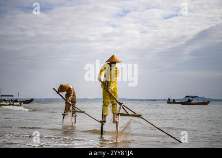 (241220) -- DONGXING, 20 dicembre 2024 (Xinhua) -- Jing People esegue la pesca su palafitte a Dongxing, nella regione autonoma Guangxi Zhuang della Cina meridionale, 16 dicembre 2024. Il gruppo etnico Jing è l'unico gruppo etnico marittimo in Cina, la maggior parte dei suoi membri vive sulle tre isole al largo della costa di Dongxing, nelle regioni di confine del Guangxi confinanti con il Vietnam. Essendo uno dei gruppi minoritari più piccoli della Cina, i Jing attualmente contano meno di 30.000. In passato, il popolo Jing si basava completamente sulla pesca tradizionale per guadagnarsi da vivere. Al contrario, il popolo Jing ora ha preso l'opportu di sviluppo orientato agli oceani Foto Stock