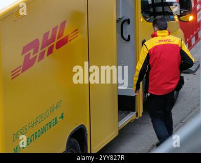 DHL Paketfahrer bei der Auslieferung. DHL *** corriere DHL consegna DHL Foto Stock