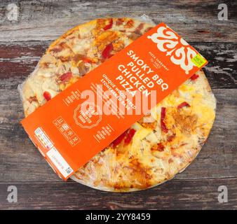 Pizza da asporto, pizza al barbecue affumicata, pollo tirato con base di forno a legna con impasto fermentato lento 24 ore su 24 Foto Stock