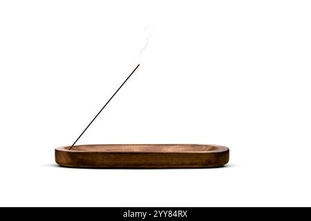Bastoncino per incenso in un supporto decorativo in legno isolato su sfondo bianco Foto Stock