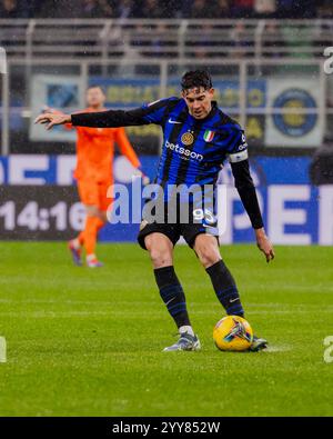 Alessandro bastoni in azione durante la partita di Coppa Italia tra FC Internazionale e Udinese calcio il 19 dicembre 2024 allo Stadio Giuseppe Meazza di Milano Foto Stock