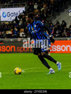 Yann Bisseck in azione durante la partita di Coppa Italia tra FC Internazionale e Udinese calcio il 19 dicembre 2024 allo Stadio Giuseppe Meazza di Milano Foto Stock