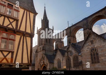 La torre dell'Église Saint-Mélaine de Morlaix, dal famoso Viaduc de Morlaix, da Rue Ange de Guernisac, Morlaix, Finistère, Bretagna, Francia Foto Stock