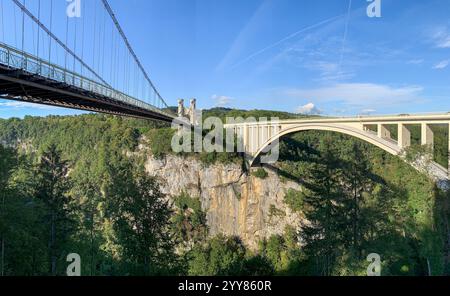 Il ponte Charles-Albert, soprannominato "Pont de la Caille", uno dei più antichi ponti sospesi e un ponte ad arco di Caquot sul fiume Usses fino alle Alpi Foto Stock