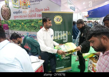 Rajkot, Gujarat, India. 20 dicembre 2024. AGRI World Expo 2024, Swaroop Agrochemical. Crediti: Nasirkhan Davi/Alamy Live News Foto Stock