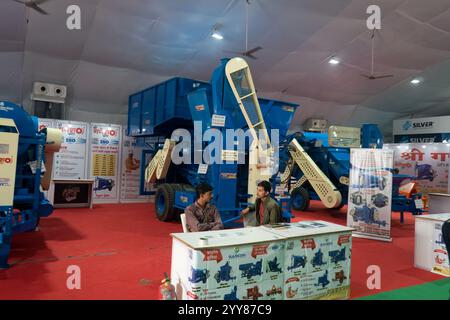 Rajkot, Gujarat, India. 20 dicembre 2024. AGRI World Expo 2024, macchine in mostra. Crediti: Nasirkhan Davi/Alamy Live News Foto Stock