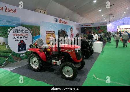 Rajkot, Gujarat, India. 20 dicembre 2024. AGRI World Expo 2024, Captain Tractors. Crediti: Nasirkhan Davi/Alamy Live News Foto Stock