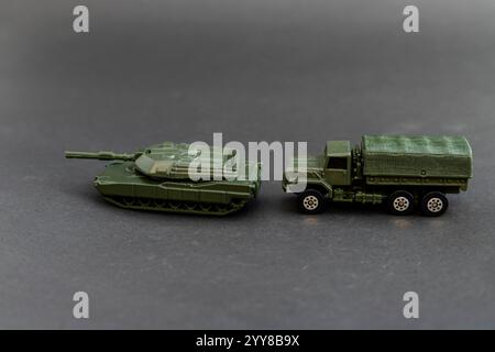 Modello di carro armato militare verde con modello di camion militare Foto Stock