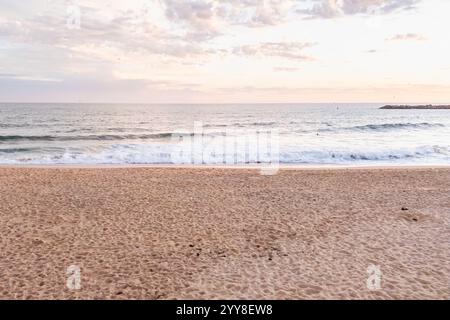 Spiaggia di Vilamoura Marina, Portogallo al tramonto in una serata d'autunno Foto Stock