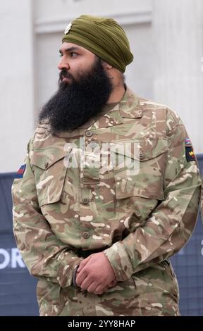 Membro della Defence Sikh Network al Vaisakhi Festival di Trafalgar Square, Londra, l'evento che celebra la cultura e i valori tradizionali Sikh. Foto Stock