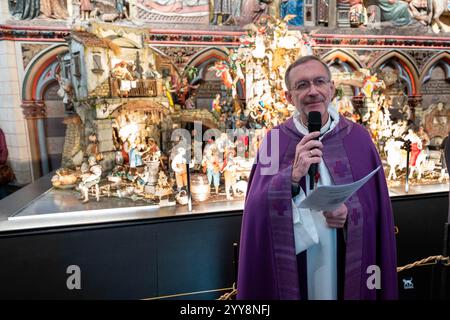 Parigi, Francia. 20 dicembre 2024. Olivier Ribadeau Dumas, rettore-arciprete della cattedrale di Notre-Dame, benedice il presepe di Natale nella cattedrale di Notre-Dame de Paris prima della prossima vacanza natalizia, a Parigi, in Francia, il 20 dicembre 2024. La cattedrale di Notre Dame de Paris ha riaperto il 7 dicembre dopo quasi sei anni di lavori di ristrutturazione a seguito della sua distruzione causata da un incendio il 15 aprile 2019. Foto di Alexis Jumeau/ABACAPRESS. COM credito: Abaca Press/Alamy Live News Foto Stock