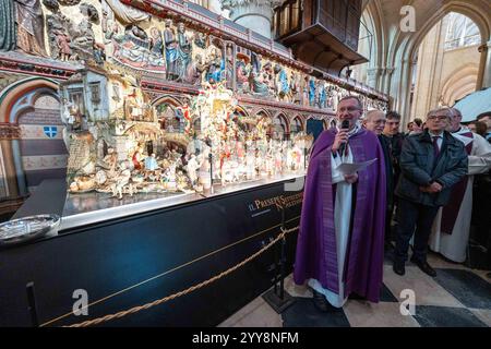 Parigi, Francia. 20 dicembre 2024. Olivier Ribadeau Dumas, rettore-arciprete della cattedrale di Notre-Dame, benedice il presepe di Natale nella cattedrale di Notre-Dame de Paris prima della prossima vacanza natalizia, a Parigi, in Francia, il 20 dicembre 2024. La cattedrale di Notre Dame de Paris ha riaperto il 7 dicembre dopo quasi sei anni di lavori di ristrutturazione a seguito della sua distruzione causata da un incendio il 15 aprile 2019. Foto di Alexis Jumeau/ABACAPRESS. COM credito: Abaca Press/Alamy Live News Foto Stock