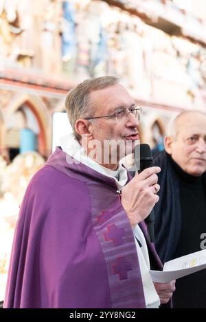 Parigi, Francia. 20 dicembre 2024. Olivier Ribadeau Dumas, rettore-arciprete della cattedrale di Notre-Dame, benedice il presepe di Natale nella cattedrale di Notre-Dame de Paris prima della prossima vacanza natalizia, a Parigi, in Francia, il 20 dicembre 2024. La cattedrale di Notre Dame de Paris ha riaperto il 7 dicembre dopo quasi sei anni di lavori di ristrutturazione a seguito della sua distruzione causata da un incendio il 15 aprile 2019. Foto di Alexis Jumeau/ABACAPRESS. COM credito: Abaca Press/Alamy Live News Foto Stock