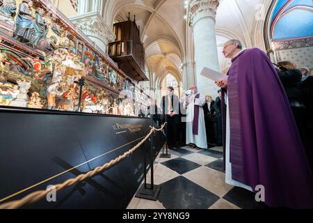 Parigi, Francia. 20 dicembre 2024. Olivier Ribadeau Dumas, rettore-arciprete della cattedrale di Notre-Dame, benedice il presepe di Natale nella cattedrale di Notre-Dame de Paris prima della prossima vacanza natalizia, a Parigi, in Francia, il 20 dicembre 2024. La cattedrale di Notre Dame de Paris ha riaperto il 7 dicembre dopo quasi sei anni di lavori di ristrutturazione a seguito della sua distruzione causata da un incendio il 15 aprile 2019. Foto di Alexis Jumeau/ABACAPRESS. COM credito: Abaca Press/Alamy Live News Foto Stock