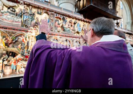 Parigi, Francia. 20 dicembre 2024. Olivier Ribadeau Dumas, rettore-arciprete della cattedrale di Notre-Dame, benedice il presepe di Natale nella cattedrale di Notre-Dame de Paris prima della prossima vacanza natalizia, a Parigi, in Francia, il 20 dicembre 2024. La cattedrale di Notre Dame de Paris ha riaperto il 7 dicembre dopo quasi sei anni di lavori di ristrutturazione a seguito della sua distruzione causata da un incendio il 15 aprile 2019. Foto di Alexis Jumeau/ABACAPRESS. COM credito: Abaca Press/Alamy Live News Foto Stock