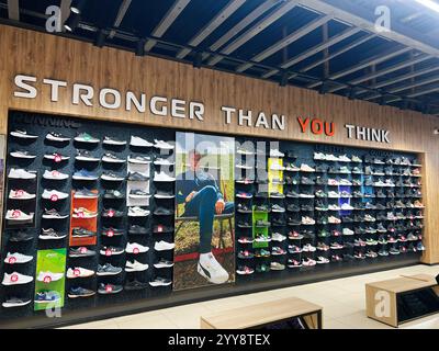 Kiev, Ucraina - 18 dicembre 2024: Una vivace esposizione al dettaglio in un negozio di scarpe con sneakers per il running, l'allenamento e lo stile di vita. Una grande motivazione Foto Stock