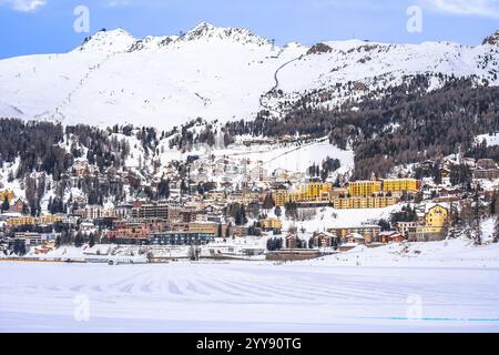 Vista della città di Sankt Moritz dal lago ghiacciato nella neve invernale, Alpi in Svizzera Foto Stock