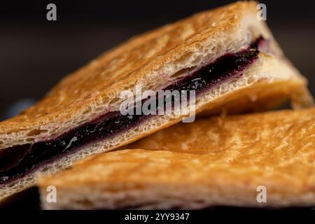 panini maturi di mirtilli con marmellata di mirtilli, primo piano di frutti di bosco e panini con mirtilli in tavola Foto Stock