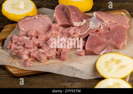 tagliare il filetto di maiale su un tagliere, affettare carne di maiale disossata di alta qualità Foto Stock