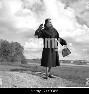 Alla moda negli anni '1950 Una giovane donna indossa un tipico cappotto caldo degli anni '1950. 1950. Rif i1699 Foto Stock