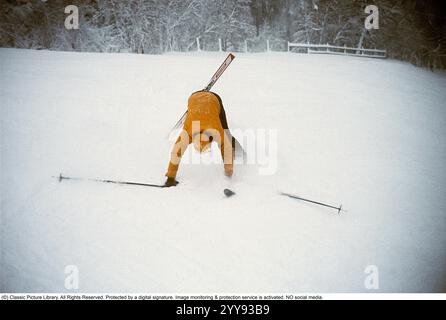 Slalom 1978. Un uomo che indossa gli sci da slalom catturato dalla telecamera nel momento in cui ha perso l'equilibrio e sta per cadere in modo spettacolare. Foto Stock