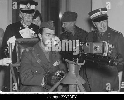 Gustaf Adolf, duca di Västerbotten (Gustaf Adolf Oscar Fredrik Arthur Edmund; 22 aprile 1906 – 26 gennaio 1947) è stato un principe svedese che per la maggior parte della sua vita fu secondo nella linea di successione al trono svedese. Era il figlio maggiore di Gustavo vi Adolfo, che fu principe ereditario per la maggior parte della vita di suo figlio e ascese al trono svedese tre anni dopo la morte di suo figlio. L'attuale re, Carlo XVI Gustavo, è il figlio del principe Gustavo Adolfo. Il principe morì il 26 gennaio 1947 in un incidente aereo all'aeroporto di Kastrup, Copenaghen, Danimarca. Nella foto quando si mira a qualcosa con un machinegun Foto Stock