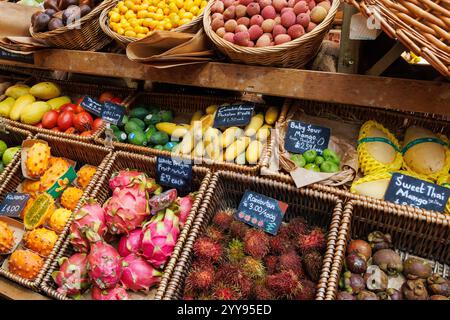 Selezione di frutta fresca tropicale disponibile per l'acquisto. Borough Market, Londra, Regno Unito Foto Stock