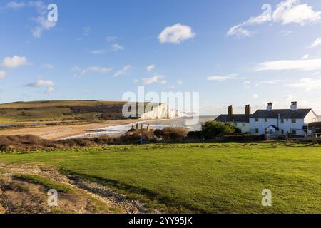 Cottage della guardia costiera a Seaford Head con le scogliere di gesso Seven Sisters sullo sfondo. East Sussex, Regno Unito Foto Stock