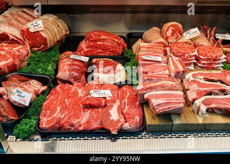 Tagli macellati di manzo in vendita a Borough Market, Londra, Regno Unito Foto Stock