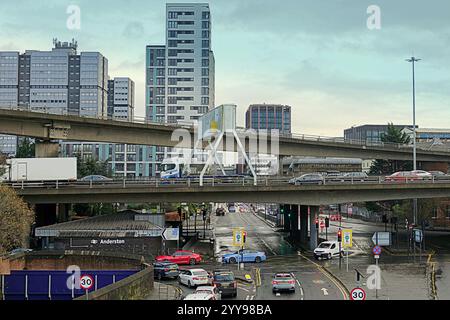 Glasgow, Scozia, Regno Unito. 20 dicembre 2024. La stazione ferroviaria di Natale ha visto frenetici passeggeri del venerdì coinvolti in una fuga per la vacanza sulla superstrada clydeside. Credit Gerard Ferry/Alamy Live News Foto Stock