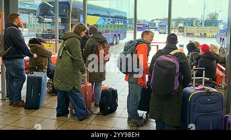 Glasgow, Scozia, Regno Unito. 20 dicembre 2024. La stazione ferroviaria di Natale ha visto frenetici passeggeri del venerdì coinvolti in una fuga per la vacanza nello starion centrale. Credit Gerard Ferry/Alamy Live News Foto Stock