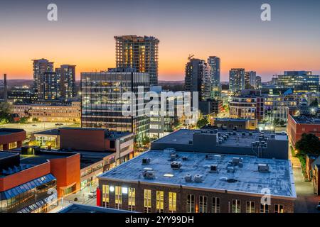 Kitchener, Ontario, Canada, skyline del centro città a un'ora d'oro. Foto Stock