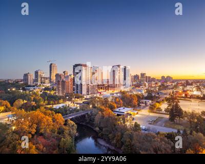 Londra, Ontario, Canada, all'alba in autunno sul Tamigi. Foto Stock