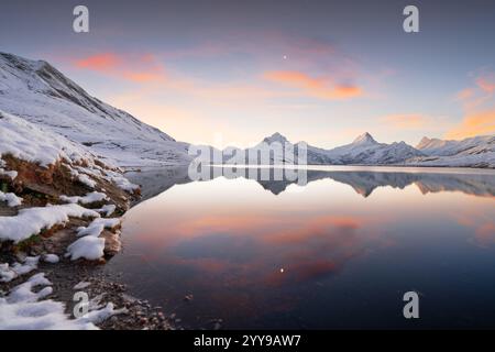 Lago Bachalpsee con Jungfrau, Eiger, Monch e altre vette dopo una neve invernale. Foto Stock