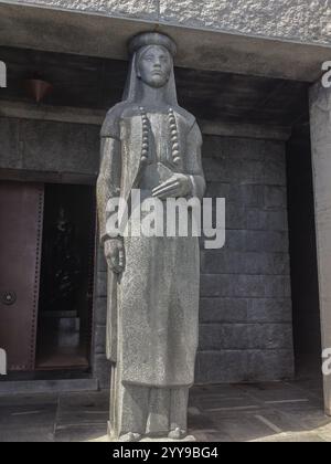 Scultura cariatide in pietra di statua femminile all'ingresso del Mausoleo di Njegos, Parco Nazionale di Lovćen, Montenegro, Balcani Foto Stock