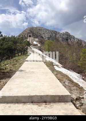 Lungo e ripido sentiero fino all'ingresso del tunnel del Mausoleo di Njegos sul monte Lovćen, Parco Nazionale di Lovćen, Montenegro, Balcani Foto Stock