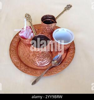 Caffè turco tradizionale e dolce turco sul tavolo da caffè, Bosnia ed Erzegovina, Balcani Foto Stock