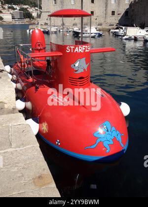 Barca turistica semi-sommergibile chiamata Starfish ormeggiata al molo, porto di Dubrovnik, Croazia, Balcani Foto Stock