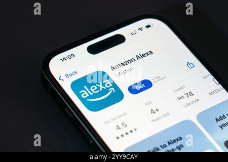 New York, USA - 20 dicembre 2024: App Amazon Alexa visualizzata sullo schermo dello smartphone con logo. Applicazione assistente vocale per il controllo intelligente della casa e. Foto Stock
