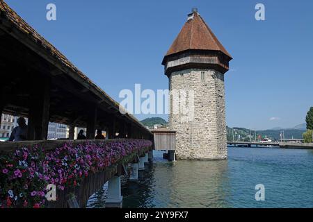 Lo storico Kapellbrucke (o Ponte della Cappella) e l'adiacente torre d'acqua sono mostrati a Lucerna, in Svizzera durante il giorno. Foto Stock