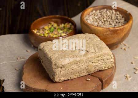 halva dai semi di girasole in un boscaiolo di legno, un dolce delizioso dessert a base di semi di girasole fritti con pistacchi Foto Stock