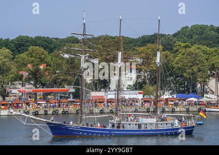 La goletta a tre alberi Santa Barbara Anna naviga sul fiume Swina a Swinoujscie, Pomerania occidentale, Polonia, Europa orientale, Europa Foto Stock